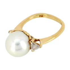 Ring in Gelbgold mit Zuchtperle und Diamanten
