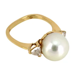 Ring in Gelbgold mit Zuchtperle und Diamanten